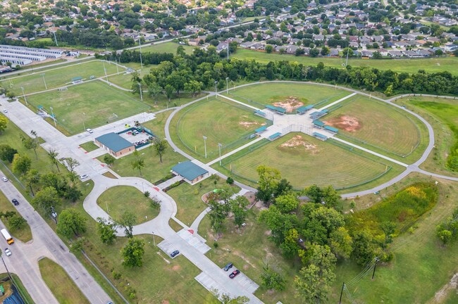 Building Photo - 9611 Hearthwood Dr