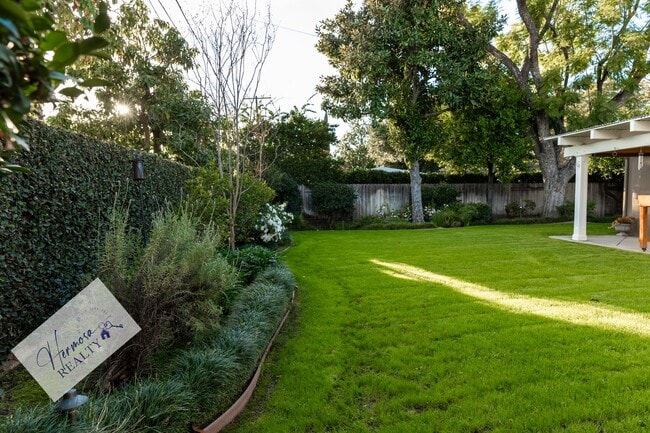 Building Photo - 1121 N Cambridge Ave