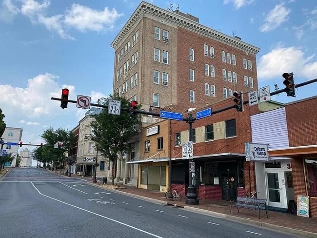 Building Photo - 22/28 S Main