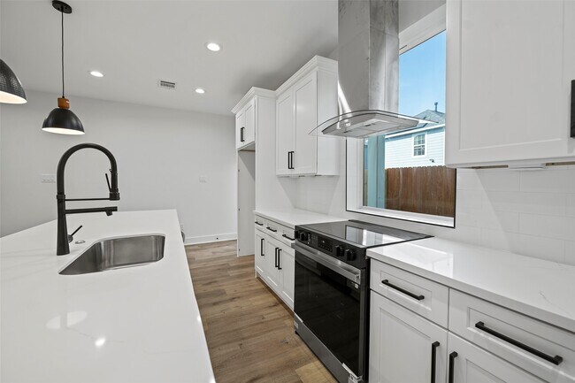 Building Photo - 8419 Venus St