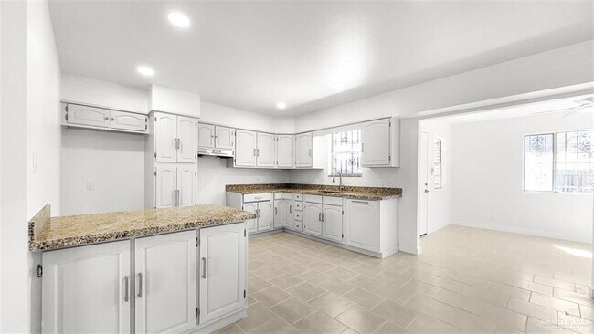 Building Photo - 9 E Dunkin Cir