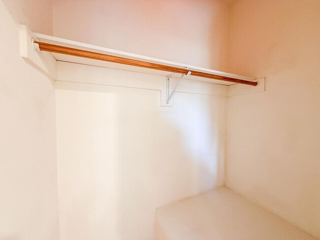 Building Photo - Albany Condo Features 2 Beds and 1.5 baths...