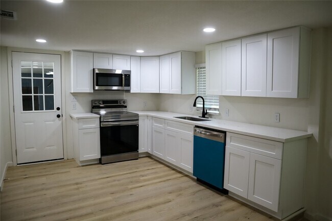 Building Photo - 621 North St