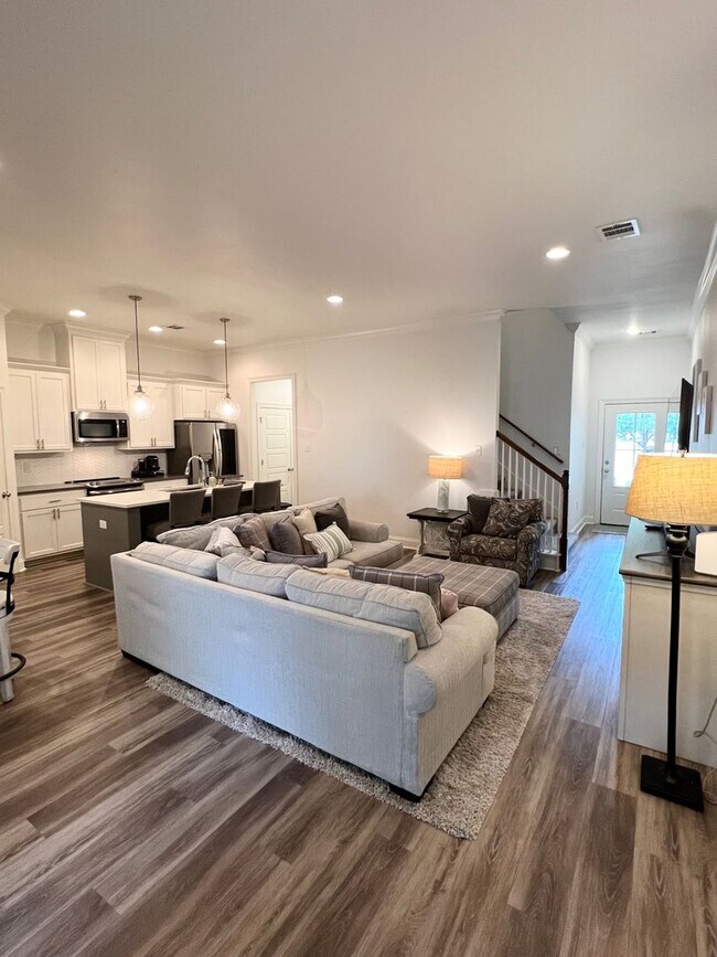Building Photo - SPACIOUS 3 BEDROOM HOME WITH ALL UTILITIES INCLUDED