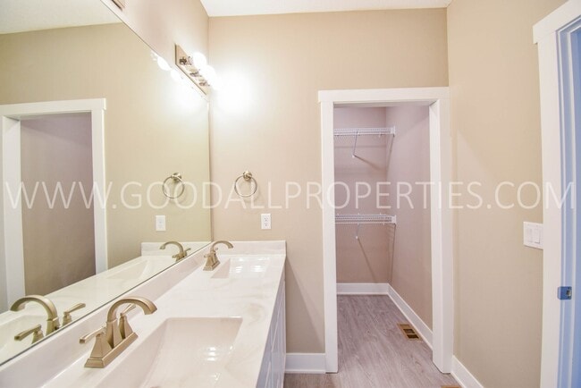 Building Photo - 4 Bedroom 3 Bathroom Ranch with a Finished Basement in Waukee