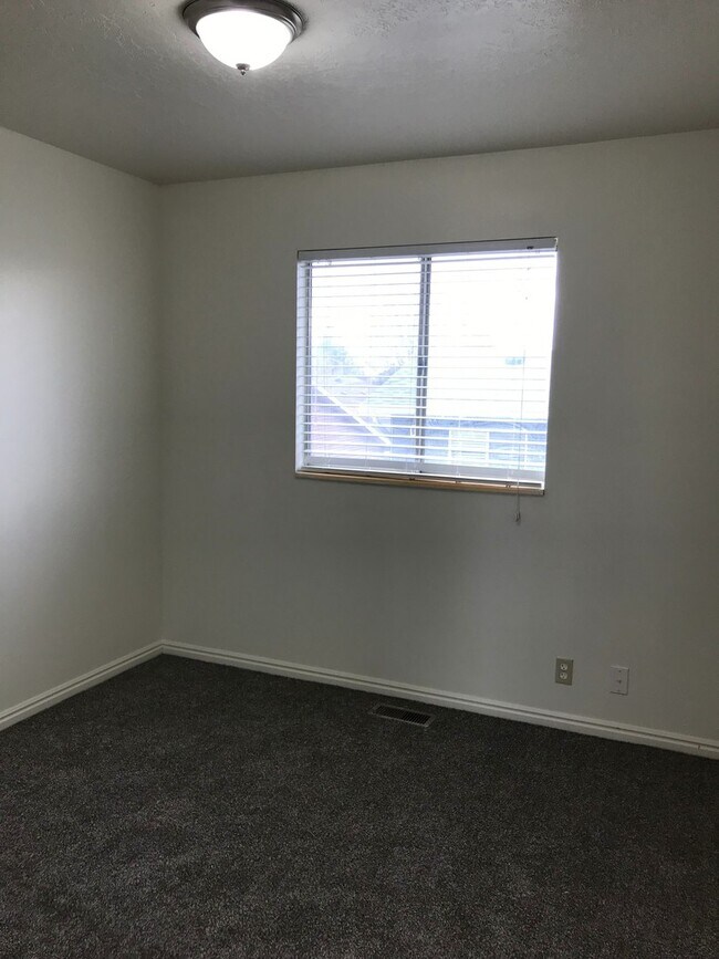 Building Photo - Remodeled Provo Townhome!