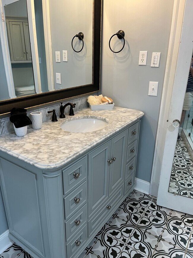 Building Photo - Beautiful and updated South Highlands 3BR/2BA.