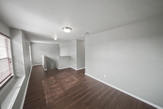 Building Photo - Spacious Cul-de-Sac Home with Greenbelt Privacy - Realtor Commission: $500