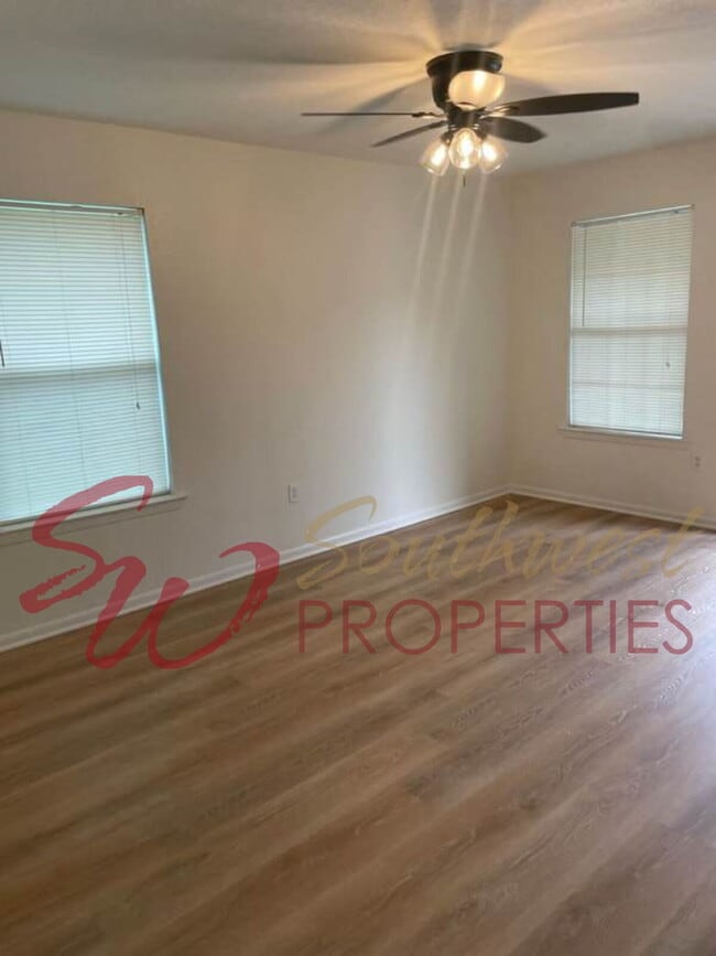 Building Photo - Charming, updated and bright home with private yard!