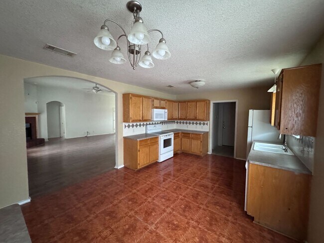 Building Photo - 4 bedroom, 2 bath