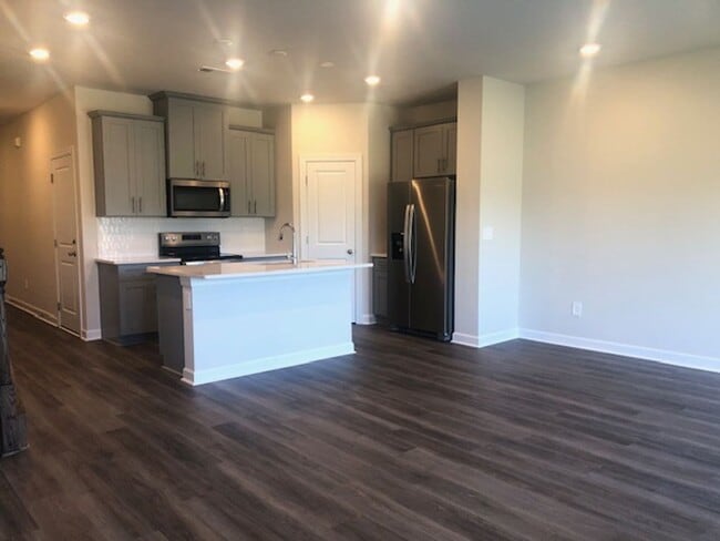 Building Photo - Newer Townhome with 1 Car Garage in Braemar Village! COMING SOON!