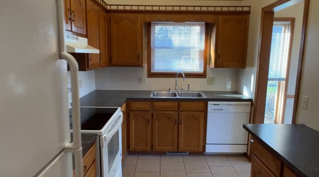 Building Photo - Soaring Ceilings in Lakewood Village Duplex