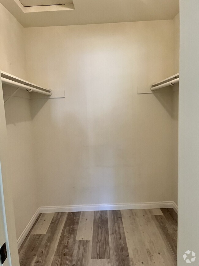 Building Photo - "Charming 3-Bed Oasis with 2 Baths in Moor...
