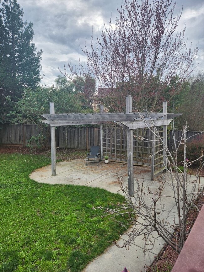 Building Photo - Great Santa Rosa Neighborhood 3 Bedroom, 2.5 Bathrooms