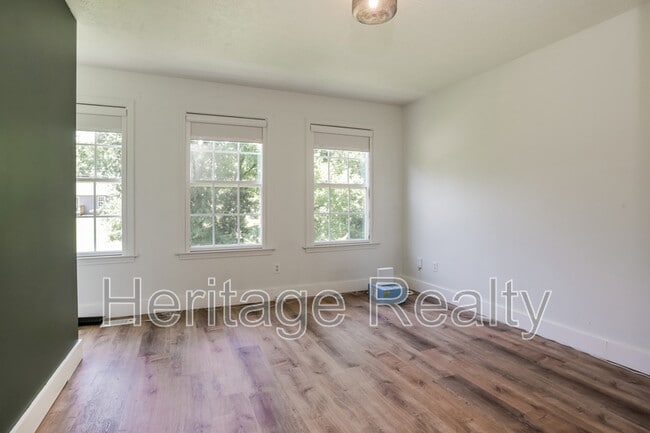 Building Photo - 2574 Kenilworth Ln NE