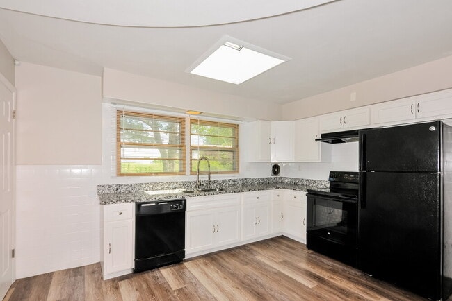 Building Photo - 1255 Del Rey Dr
