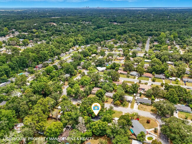 Building Photo - Renovated 3 Bed/2 Bath Home with Den & Off...