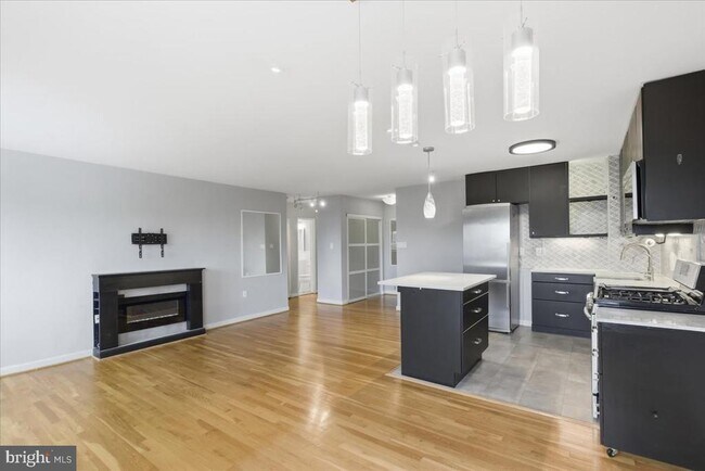 Building Photo - 1300 S Arlington Ridge Rd