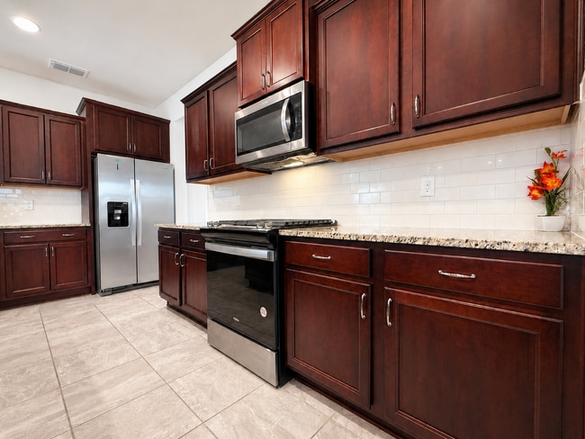 Building Photo - Experience modern & expansive living in this corner-lot 5Bedrooms/3.5Bath home at Ocala!
