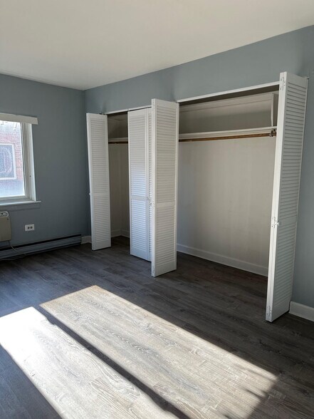 Building Photo - 3825 N Pine Grove Ave