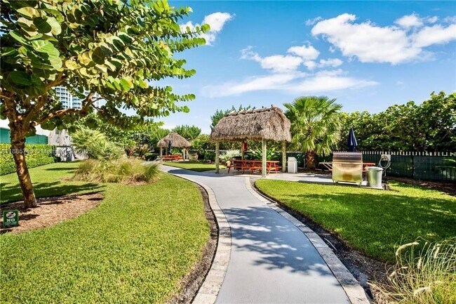 Building Photo - 6423 Collins Ave