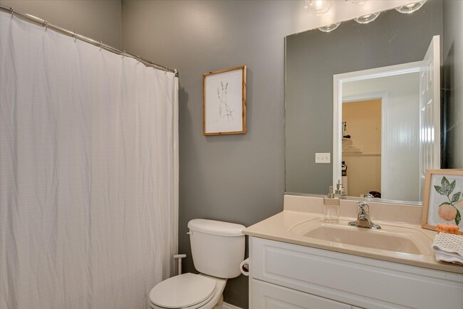 Building Photo - 5 Bed/3 Bath home with Primary Bedroom & a...
