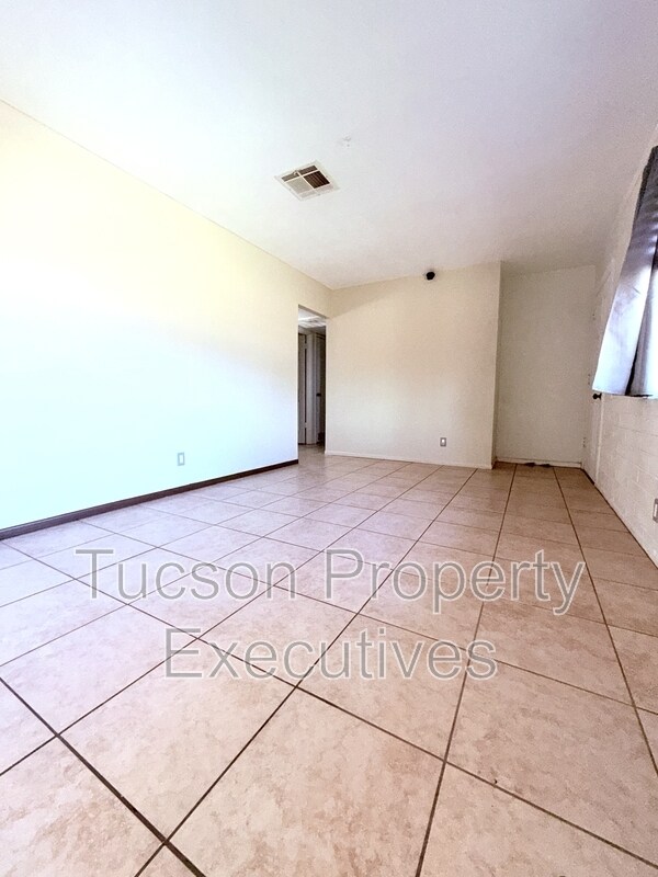 Building Photo - 3626 E Sylvane St
