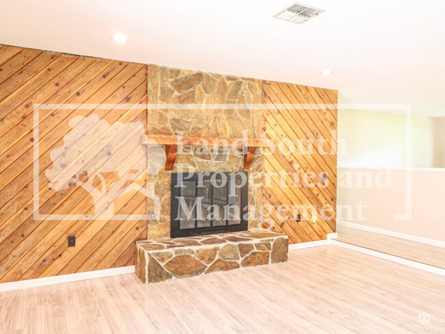 Building Photo - 2190 Belaire Dr