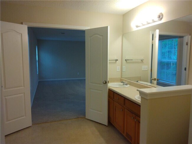 Building Photo - 131 Peachtree Glen Dr