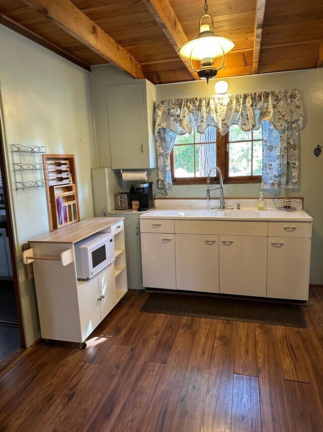 Building Photo - 3 Bedroom 1 Bath