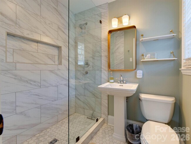 Building Photo - 3221 Sunset Dr