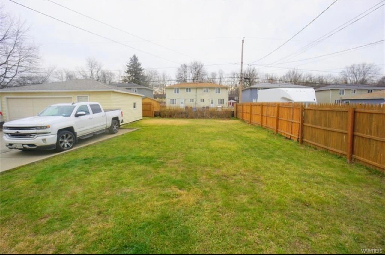 Building Photo - 225 Sunshine Dr