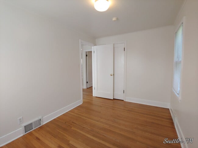 Building Photo - Charming 2-Bedroom Home in West Seattle-Off Street Parking- Large Outdoor Space