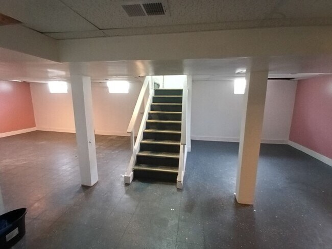 Building Photo - 3 bedroom 1.5 bath brick bungalow - AVAILA...