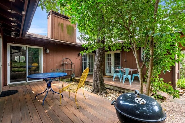 Building Photo - 2320 Montclaire St