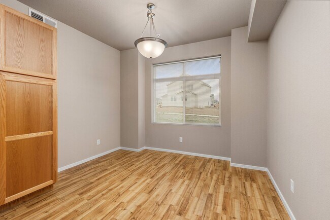 Building Photo - Clean and Modern Ground-Floor Condo with C...