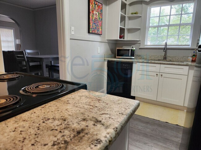 Building Photo - Wonderful Apartment in Hillcrest!