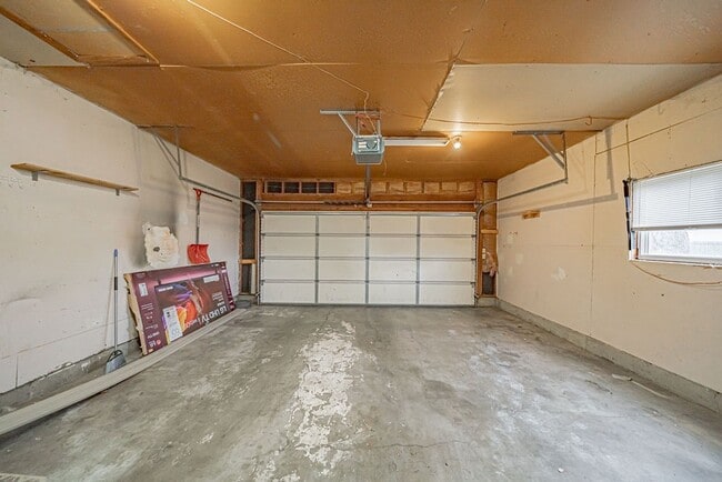 Building Photo - Spacious and recently updated, this 6-bedroom, 3-bathroom home in Ammon