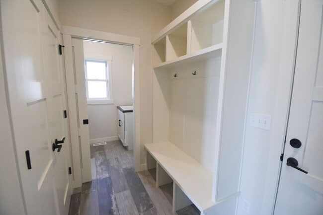 Building Photo - Stunning 5 Bed, 3.5 Bath Luxury Home for R...