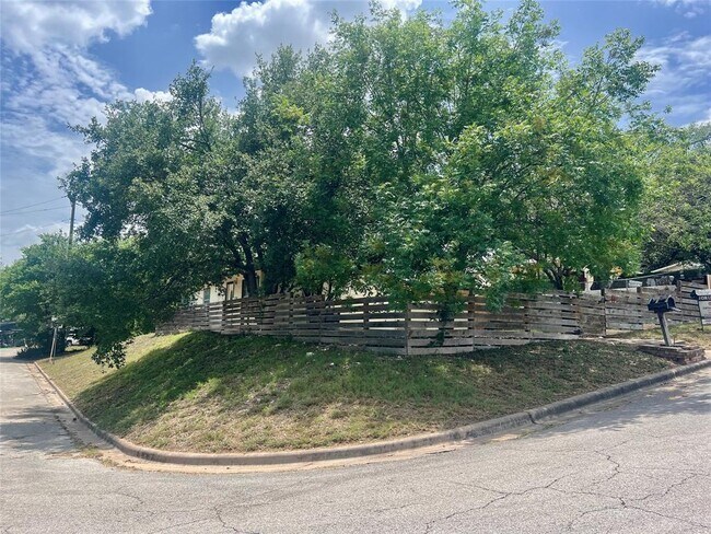 Building Photo - 401 Philco Dr