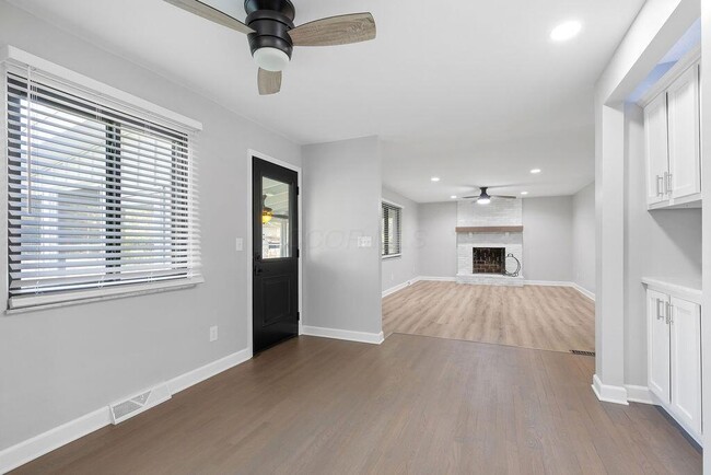 Building Photo - 554 Pointview Dr