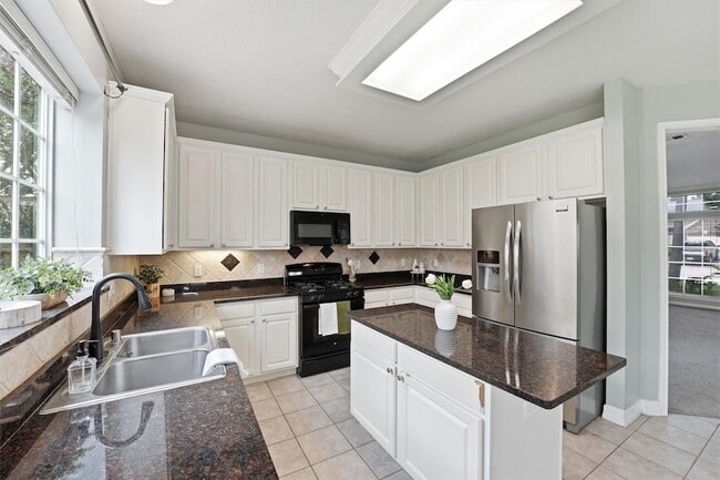 Building Photo - 2413 Piney Woods Dr