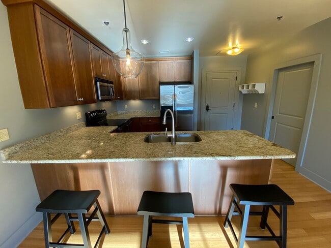 Building Photo - Downtown - Modern Condo minutes from the c...