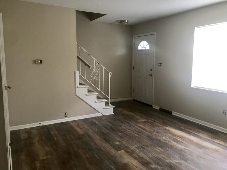 Building Photo - 8732 W 70th St