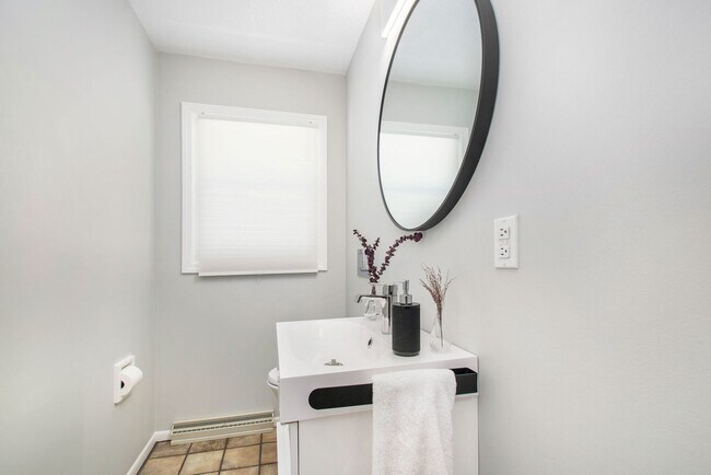 Building Photo - 6-8 months furnished 4 Bedroom 1.5 Bath