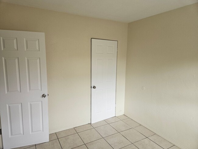 Building Photo - 2 Bedroom Unit in St Pete- Available February 3!