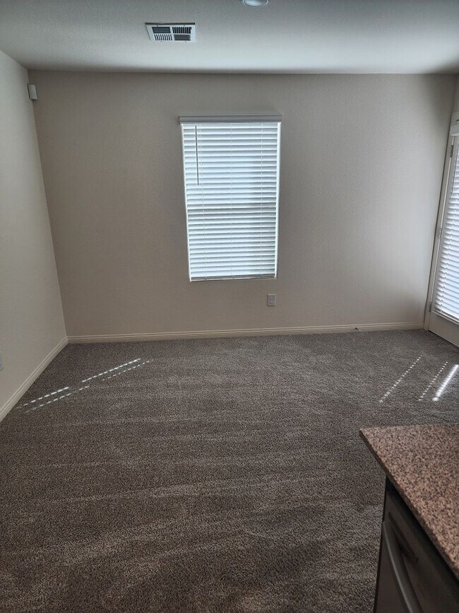 Building Photo - 3 story 3 bed/3 bath townhouse in brand ne...