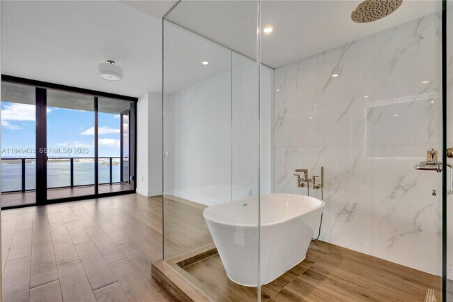 Building Photo - 700 NE 24th St