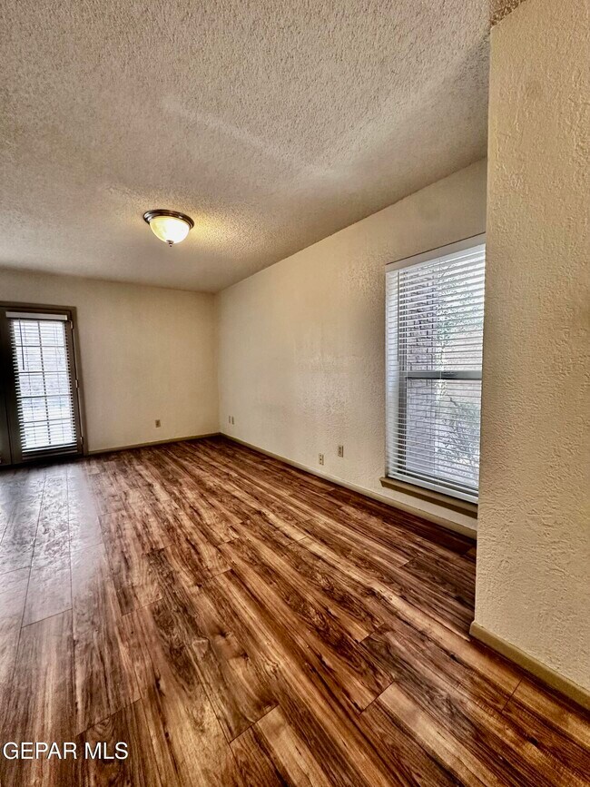 Building Photo - 4433 N Stanton St