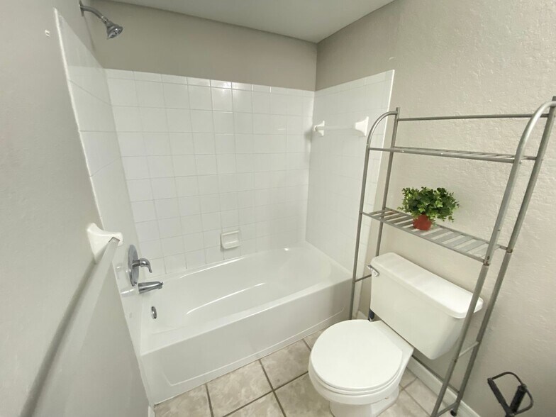 Building Photo - Stylish Orlando Condo in Gated Community –...